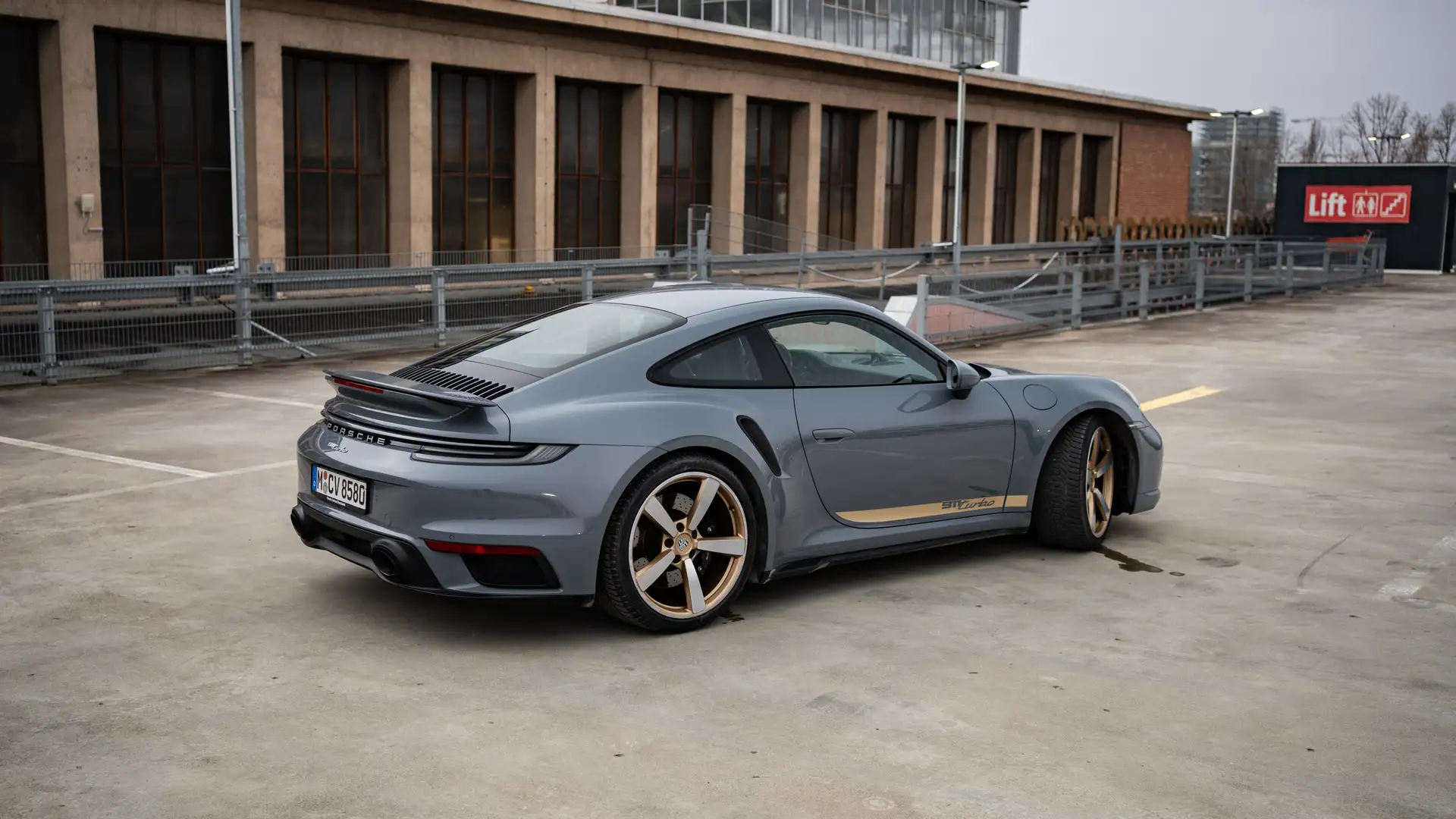 Side view of the Porsche 911.